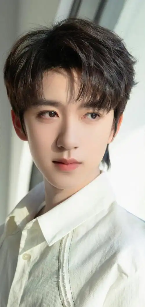 贺峻霖随拍造型分享,白色衬衫简单干练,在光影氛围感下尽显帅气与少年