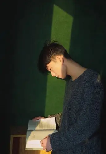 周泰豪深秋写真曝光眼神忧郁显文艺气质