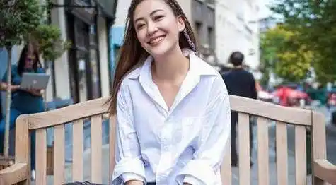 应采儿原名叫丁文,1983年出生在台省,之后跟随父母移居国外,在她小