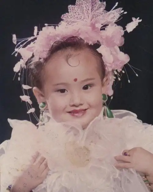 女明星童年照彰显优越基因贾玲美到认不出章子怡娜扎秀气高级