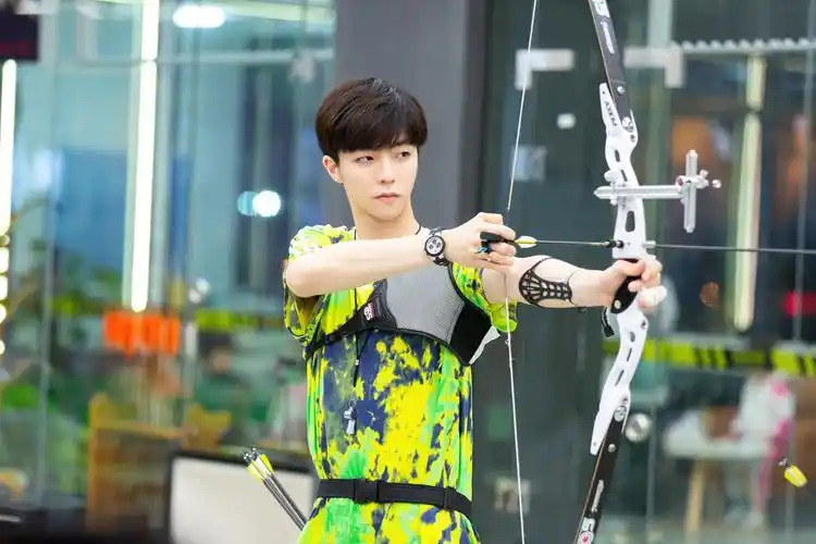 《小巨人运动会》陈立农涂鸦绿t超吸睛,带伤射箭帅气满分