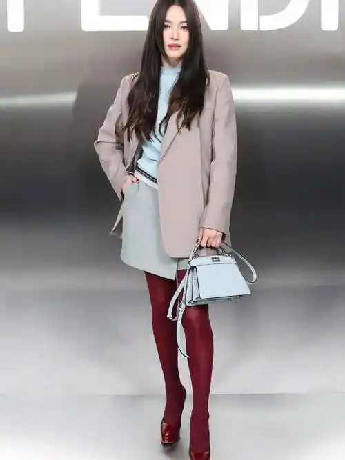 宋慧乔离婚后剪了波波头,穿西装 短裤去看show,42岁美出新高度_时尚