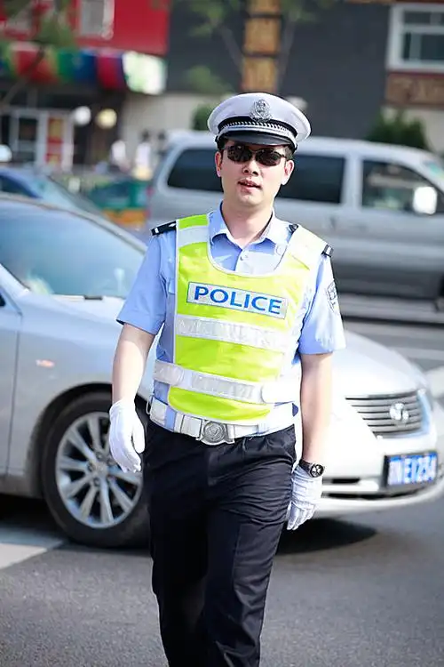 高温下执勤的交警