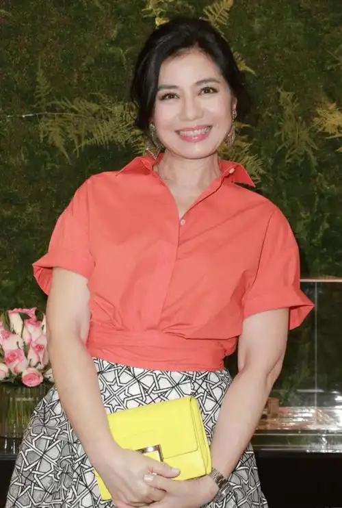 钟楚红才是真"不老妖精"!奶奶年纪穿黄夹克配丸子头,穿成24岁