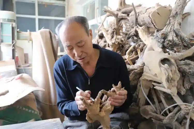 【新春走基层】根雕艺人雷军,巧手妙琢让"枯木"逢春