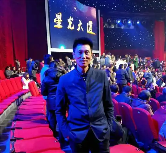 >  首页 >  头条 央视星光大道评委,特邀歌手袁兵从2017年进军自媒体