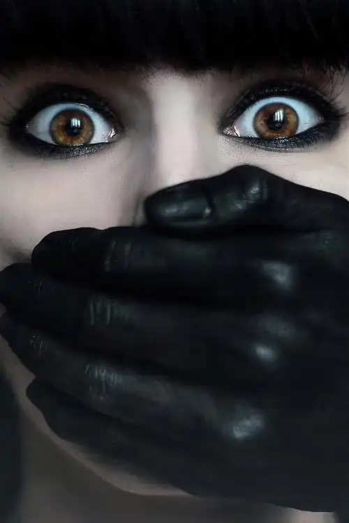 恐惧的女孩,眼睛,看,黑色手套 iphone 壁纸