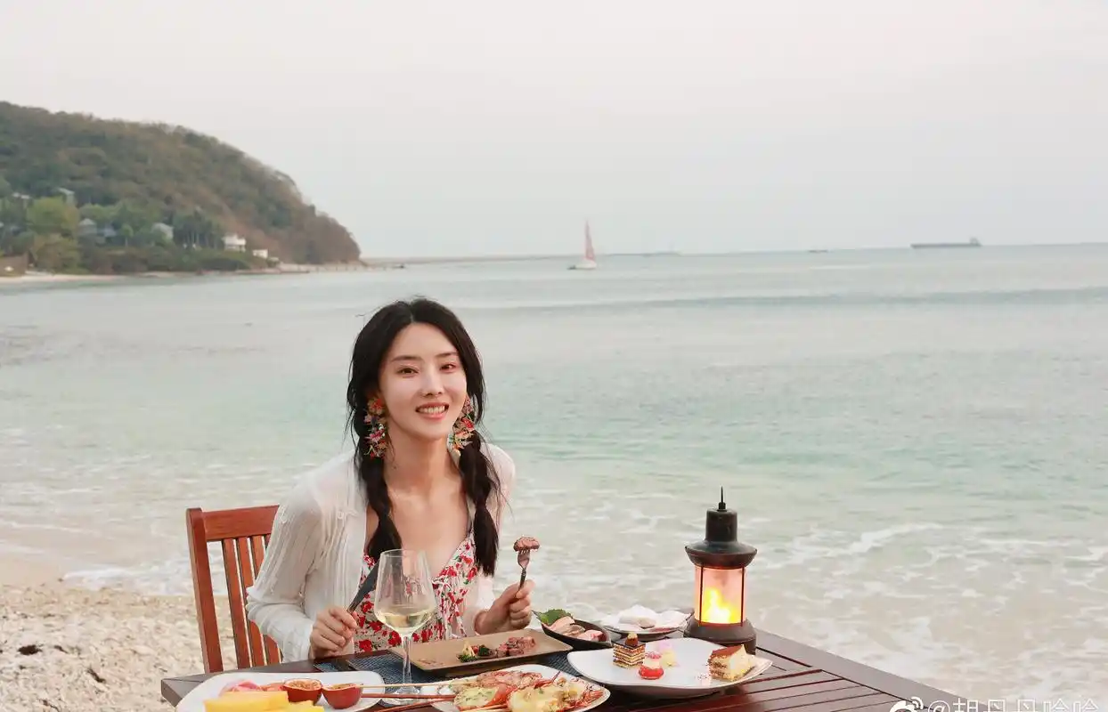 胡丹丹碎花连衣裙甜美笑容写真