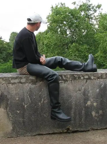 超长筒到大腿根的皮靴