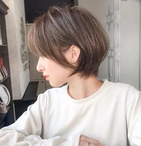 2021年超好看的短发给大伙儿充分准备,钟爱拿走不_卷发发型_发藏网