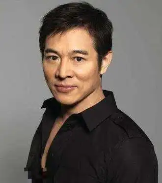 李连杰和亲哥李连胜难得合照,网友这哥俩,太像了