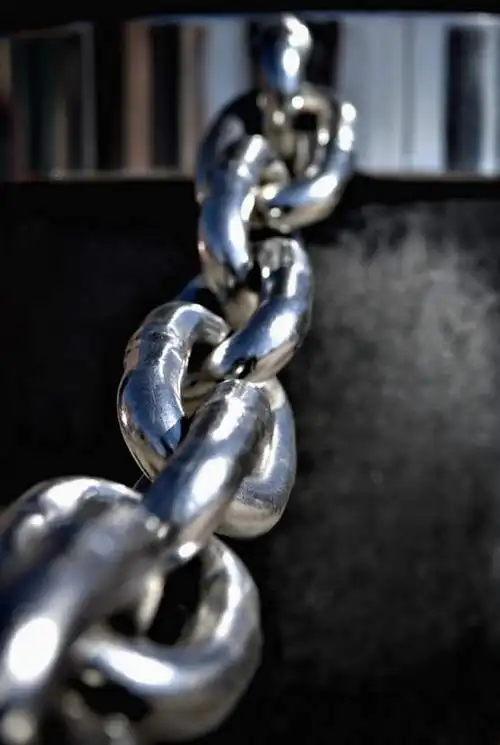 4, 锒擓进经 [láng dāng xià yù] 锒锒:铁链相互碰撞的声音.