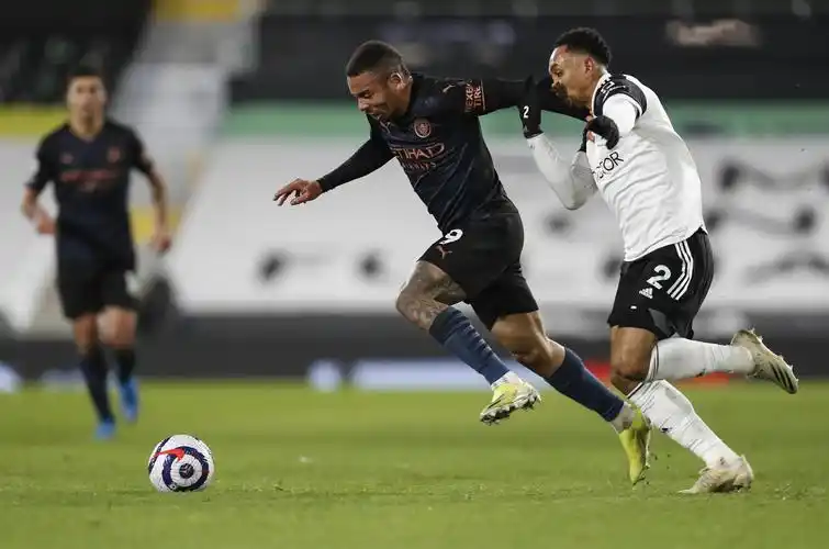 3月13日,曼城队守门员埃德森(左一)比赛中扑救.新华社记者韩岩摄