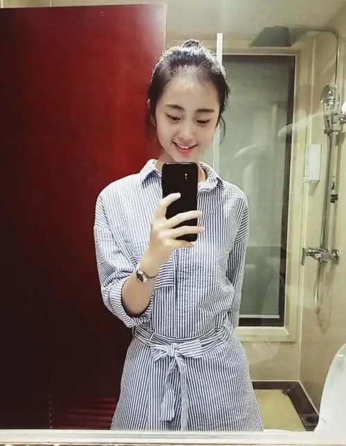 有没有高中女学生的照片?尽量素颜,最好站着的