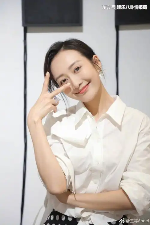 王鸥21岁选秀青涩照流出,自夸肩好看后害羞,曾识破学姐骗局