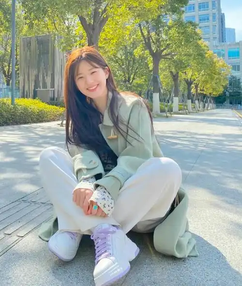 优雅甜美的赵露思清新灵动青春靓丽的写真照