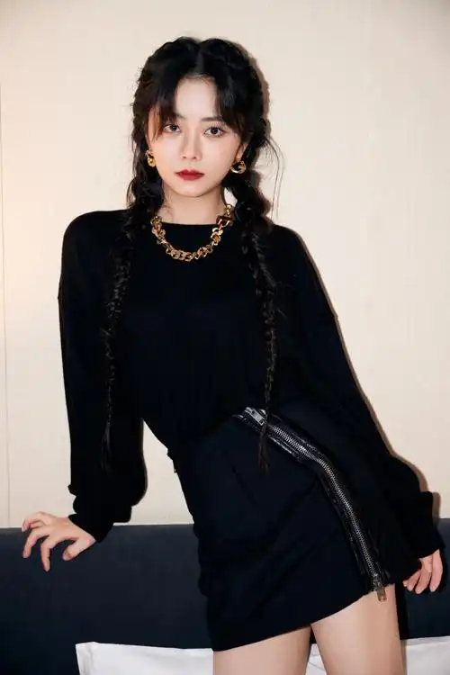 谭松韵黑色针织包臀裙性感写真