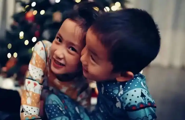 孙莉罕见晒三胎儿子正脸5岁弟弟和爸爸黄磊长超像单眼皮抢镜