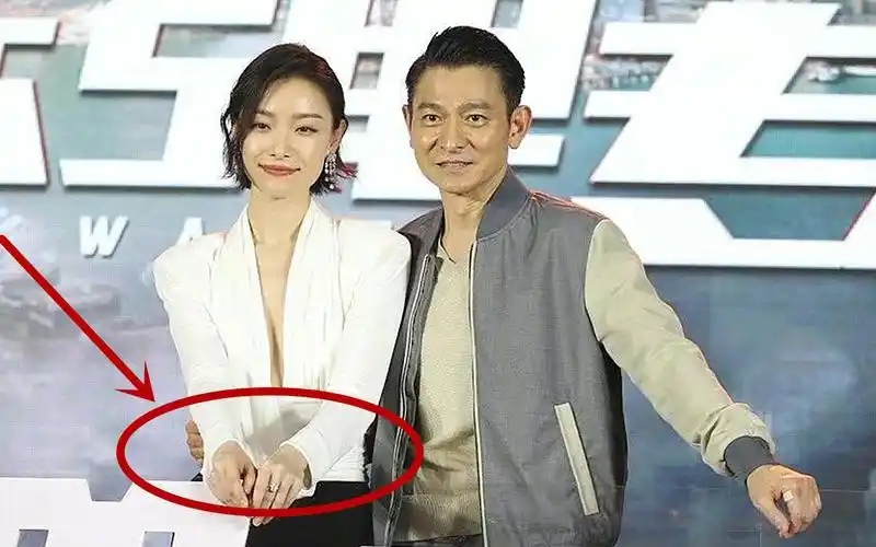 刘德华一把搂住倪妮,耳朵发红显羞涩,网友:深v都低到肚脐了