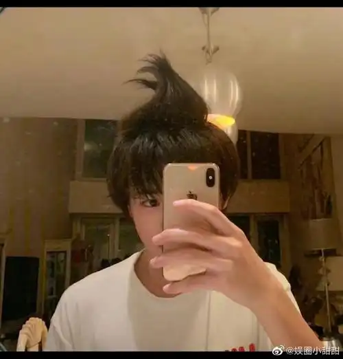 宋亚轩绑小揪揪插兜