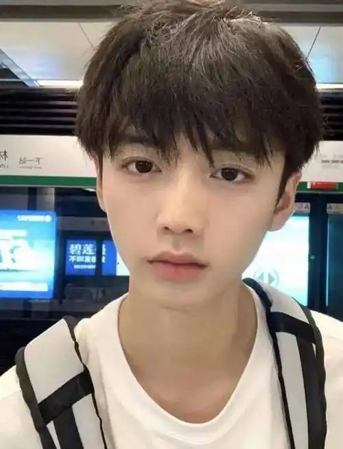 夏季男生流行发型潮男必剪的男生短发