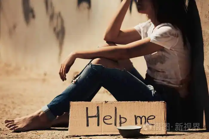 为帮助在大街上乞讨的可怜的女人