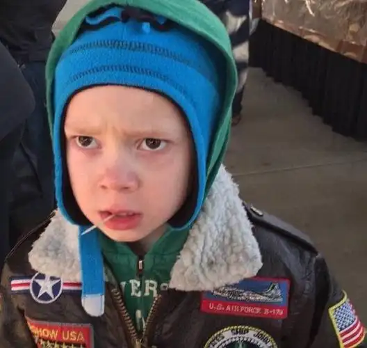 这个表情包男孩以假笑出名,他叫gavin thomas!