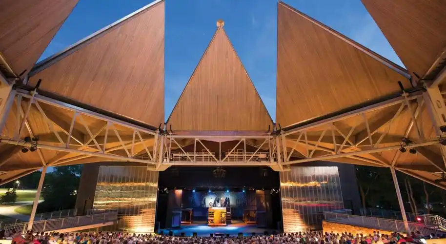 罗克谷学院星光剧院舞台上举办的露天表演