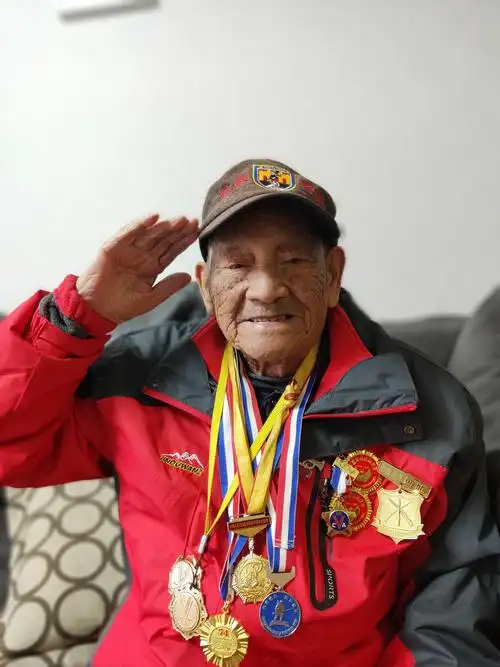 一人一个拿手菜 汇成老兵团年宴 - 美篇