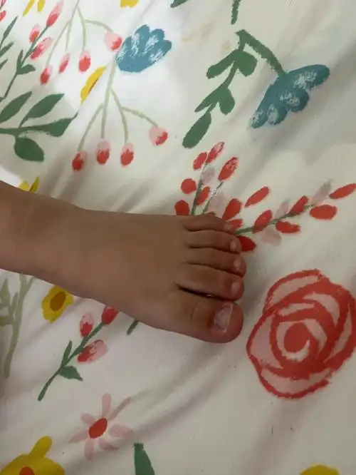 但是!为啥你这是脚趾跟脚背会有色差?肚子里肤色没涂均匀吗?