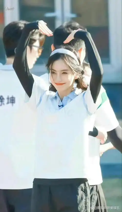 angelababy脸颊比心,情人节出工比心三连拍新剧状态杀疯了