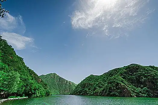 蓝天白云,青山绿水,水长城