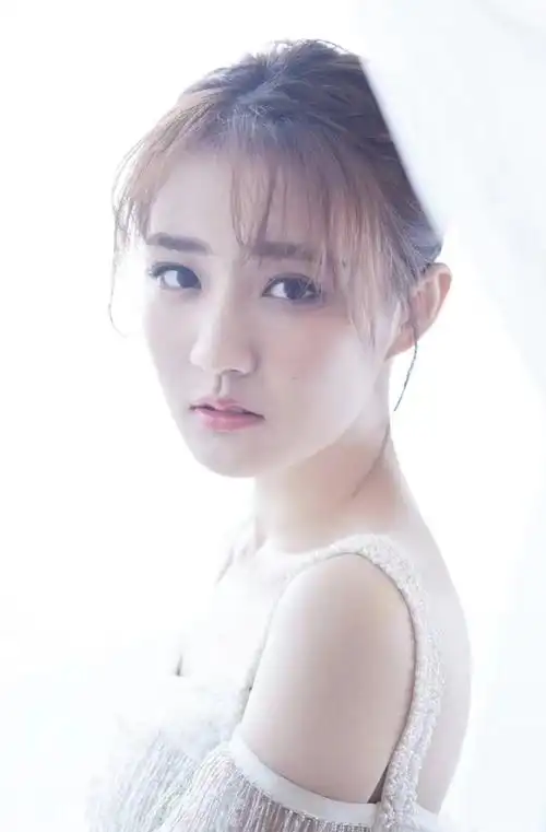 90后女星徐璐,十三岁出道备受大导演照顾,好家世让她不怕不火