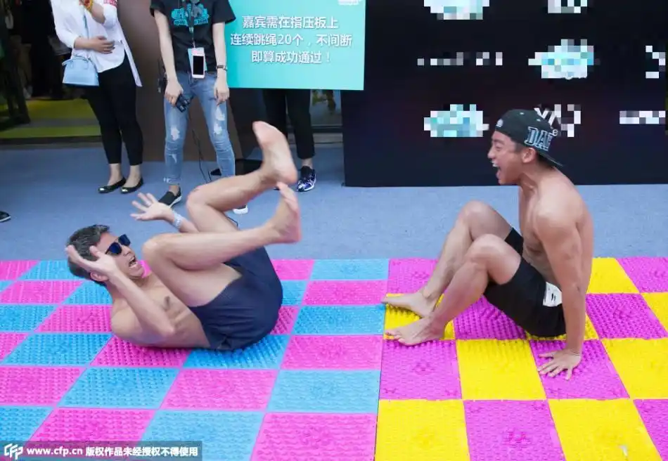 组图:邓超郑恺裸上身挑战指压板 好汉六块腹肌_高清图集_新浪网