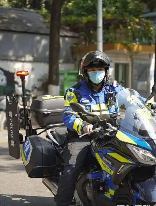 感谢特警的守护!_戴昀锟_铁骑_巡逻