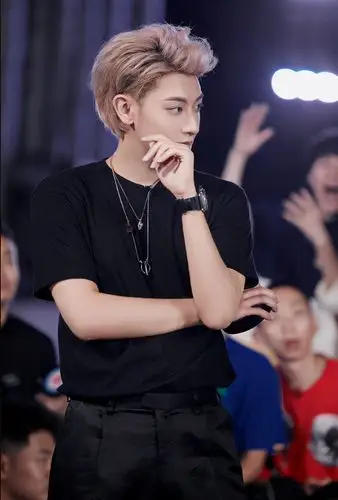 黄子韬大胆玩转嘻哈风接长发美貌秒杀女生女团看了甘拜下风