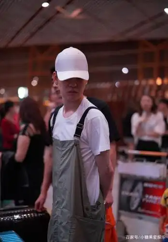 张云雷穿背带裤超级阳光减龄青春时尚感满分