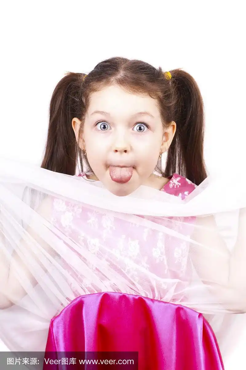 滑稽小女孩吐着舌头的肖像