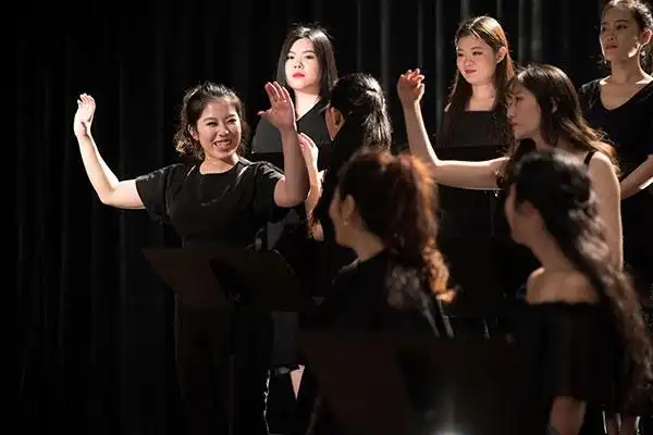 为了唱好这首广告歌,彩虹合唱团来了一次2.0升级