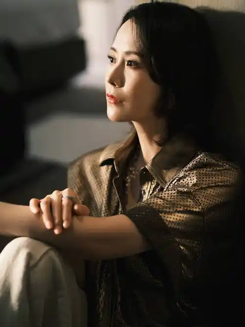 海清时尚写真释出 香槟缎面衬衣典雅摩登