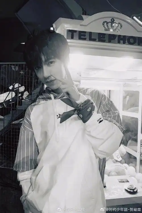 贺峻霖用头发比心表白粉丝,还暗示粉丝去看细节,好暖的大男孩