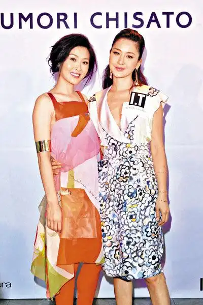 周丽淇(左)与姐姐周汶锜一起出席活动