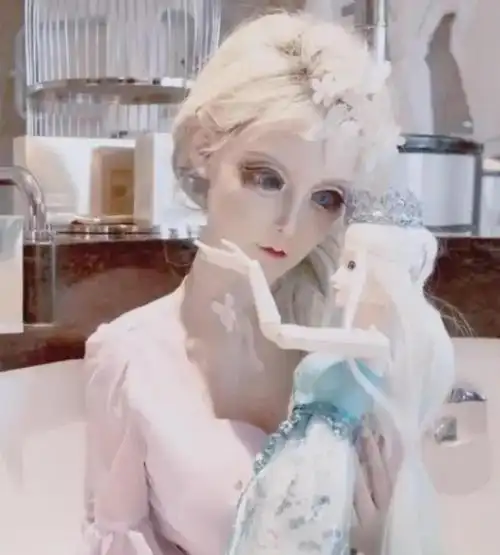 7年前,那个把自己整容成"真人芭比"的网红迪丽拉如今后悔吗?