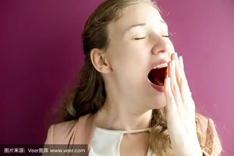 昏昏欲睡的漂亮女人打哈欠的特写
