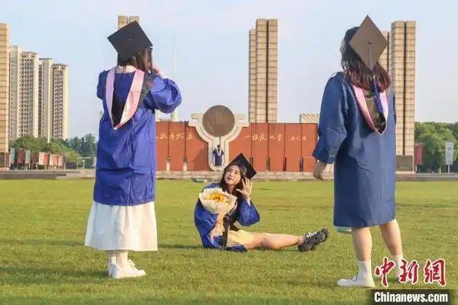 毕业季 江西高校毕业生校园内拍照定格美好瞬间