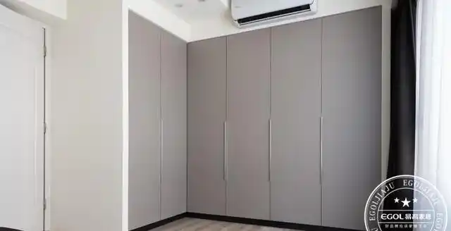 极简的灰色衣柜,没有过多的装饰与线条,打造现代,实用感的简洁空间