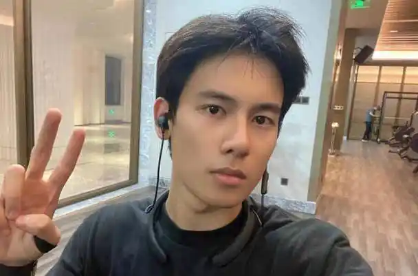 男星割双眼皮是分水岭:成龙周星驰提气质,刘恺威陈学冬变帅哥_眼睛_胡