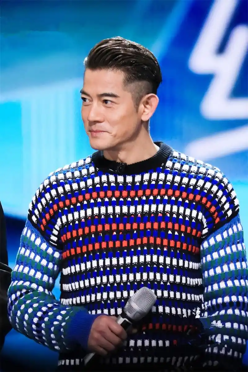 54岁郭富城看着真显年轻,简约私服时髦减龄,穿成大叔辈的教科书