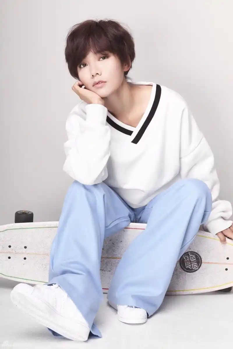 许飞青春憨萌写真