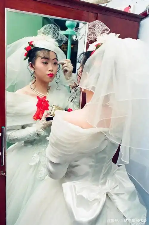 选取刘耀辉的部分婚纱摄影作品展陈如下,以飨读者: 上个世纪八十年代